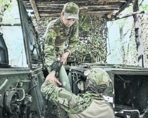 Смело крушим оборону противника.