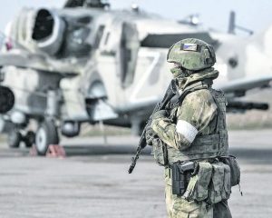 С несокрушимым мужеством повергают врага.