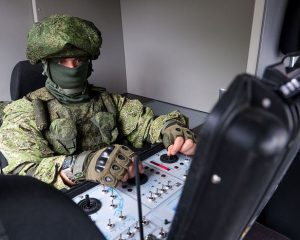 Робот на поле боя спасает солдат.