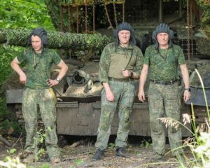 Танк поражает снайперским огнём.