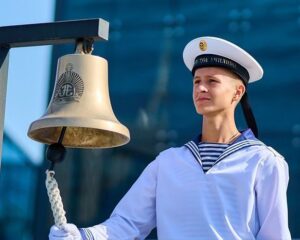 Под именем дважды Героя России.