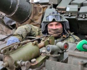 Штурмовиков поддерживают«боевые колесницы».