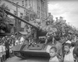 Население китайского города Далянь встречает советских танкистов.