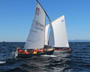 На морской волне с соперниками споря.