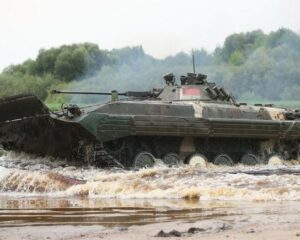 На водной глади – БМП.