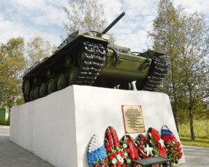 КВ-1 на постаменте.