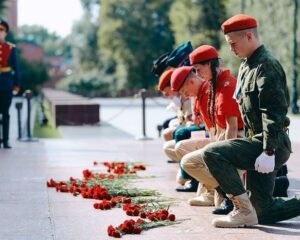 Равнение на подвиг.