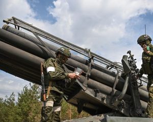 Противник теряет силы и территории