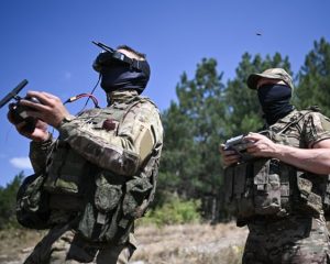Физик умело работает с людьми