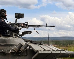 Когда ветер Балтики сталь закаляет.