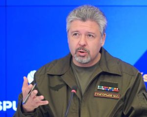 Они бьют очередями по безоружным.
