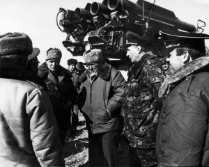 На боевых стрельбах средств ПВО Сухопутных войск на полигоне Эмба, А. Кокошин в центре. Первая половина 1990-х годов.