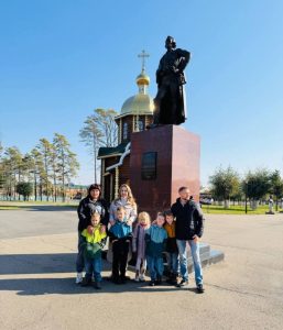 Семья  Меркуловых из Партизанска у памятнику А.В. Суворову