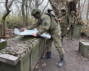 В небе стальные соколы.