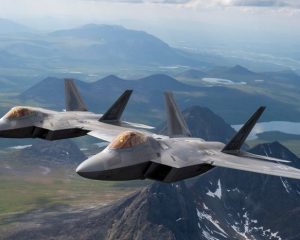 ВВС США начали переоборудование истребителей пятого поколения F-22 системами искусственного интеллекта для управления БпЛА сопровождения.