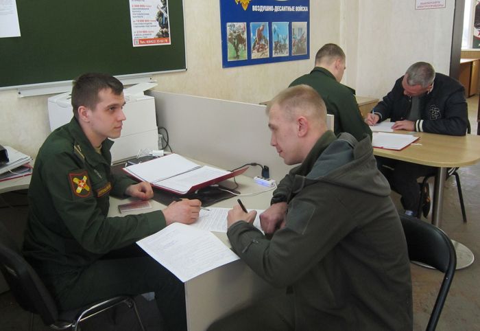 В приоритете –
служба по контракту