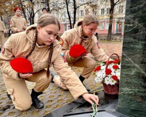 В памяти потомков подвиги героев живут