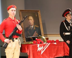 Равнение на Героя Отечества.