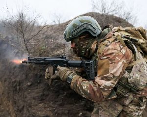 На бесстрашных защитников Отчизны держим равнение.