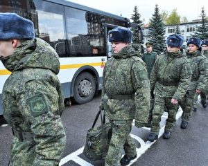 Новобранцы в армейском строю.