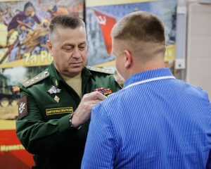 За профессионализм и мужество.