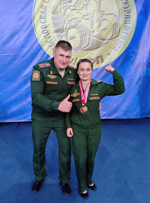 Старший сержант Екатерина Тимонина с начальником кафедры физической подготовки филиала Военной академии РВСН 
имени Петра Великого (Серпухов) Николаем Винтовкиным.