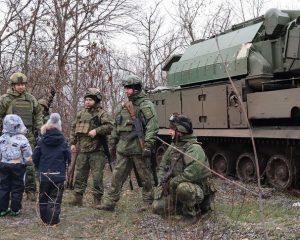 Защитники донецкого неба встретили маленьких гостей.