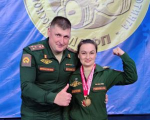 Старший сержант Екатерина Тимонина с начальником кафедры физической подготовки филиала Военной академии РВСН имени Петра Великого (Серпухов) Николаем Винтовкиным.
