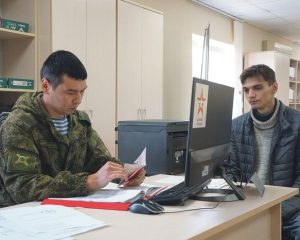 В бою Отчизну заслоним собою.