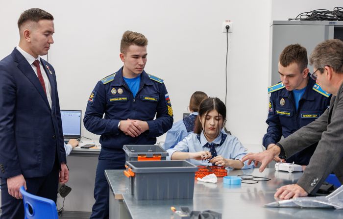 По направлению к выбранной цели
