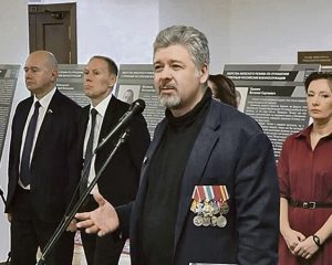 Председатель Международного общественного трибунала по преступлениям украинских неонацистов М.С. Григорьев открывает выставку по материалам его работы в Государственной Думе РФ.