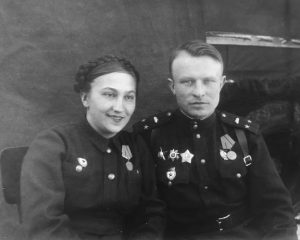 Командир 119-го отдельного гвардейского танкового полка гвардии подполковник О.А. Лосик с женой Галиной Давыдовной, сотрудницей редакции армейской газеты, 1943 г.