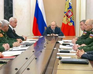 Уверенно взламываем оборону противника.