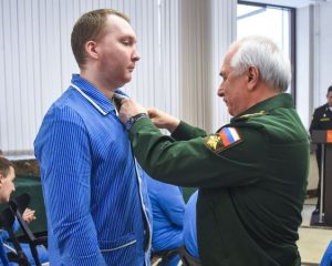 Из одного металла льют медаль за бой, медаль за труд
