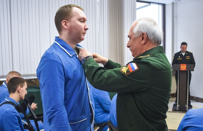 Из одного металла льют медаль за бой, медаль за труд