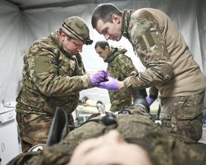 Рискуя собой, спасают сослуживцев.