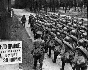 Колонны бойцов движутся на фронт. Москва, 23 июня 1941 года.