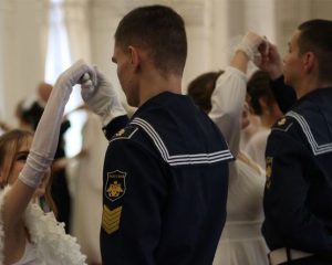 Балы, красавицы, гардемарины.