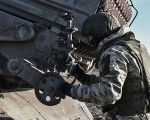Неизменно проявляя хладнокровие и ратное мастерство.