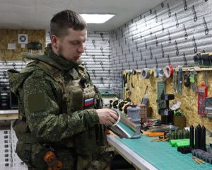 Готовят ударные беспилотники к бою.