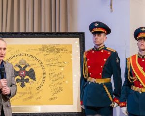 Подписи на флагах.