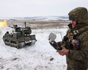 Уверенно крушим оборону противника.