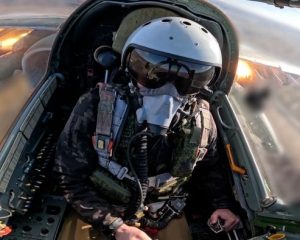 Герои подвиги вершат, подставив Родине плечо