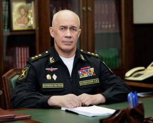 Выверенным курсом в ногу со временем.