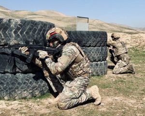 Опорный пункт штурмуют боевые тройки