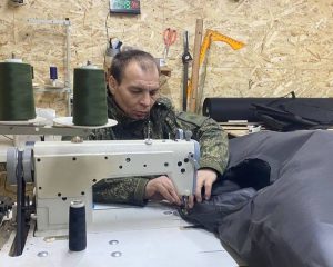 Их арсенал – ножницы, иголки и нитки.