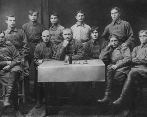 Начальник штаба 14-й кавалерийской дивизии А.И. Ерёменко (посередине), 1919 год.