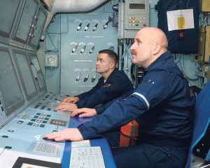 Держать руку на пульте.