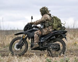 Не расставаясь с мотоциклом.