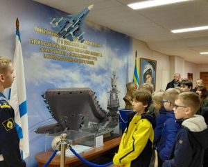 Мальчишки мечтают стать моряками.